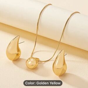 Tear Drop Gold or Silver Earrings and Necklace Set.